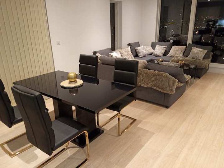 Entire 2 Bedroom Penthouse Private Large Terrace - Bromley