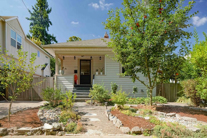 Sweet,  Bright St. Johns Home A/c + Tranquil Yard - Portland, OR