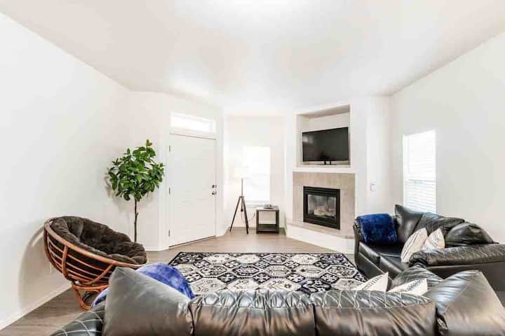 Spacious Cheerful Townhouse With Indoor Fireplace - Twin Falls, ID