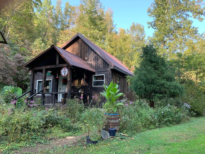 The Nut House At Trails End, Unique Forest Retreat - Ohio