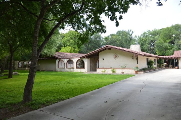 Southwest Home With San Antonio River Frontage - Mission del Lago - San Antonio