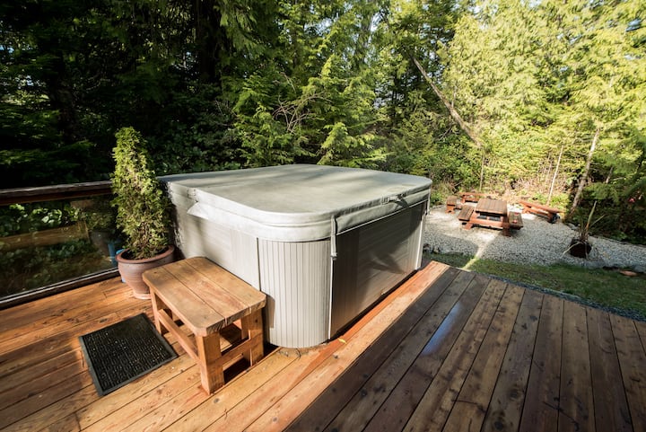 Green Cedar Retreat: 2 Beds+hot Tub - 토피노