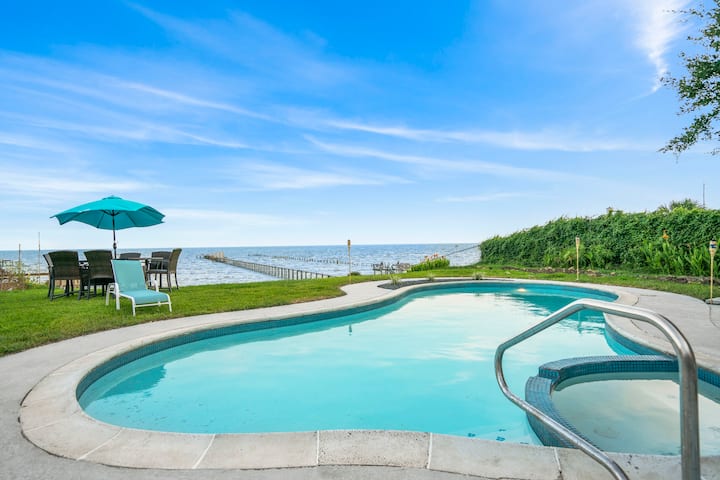 Trinity Bay Waterfront Pool Resort - Baytown, TX