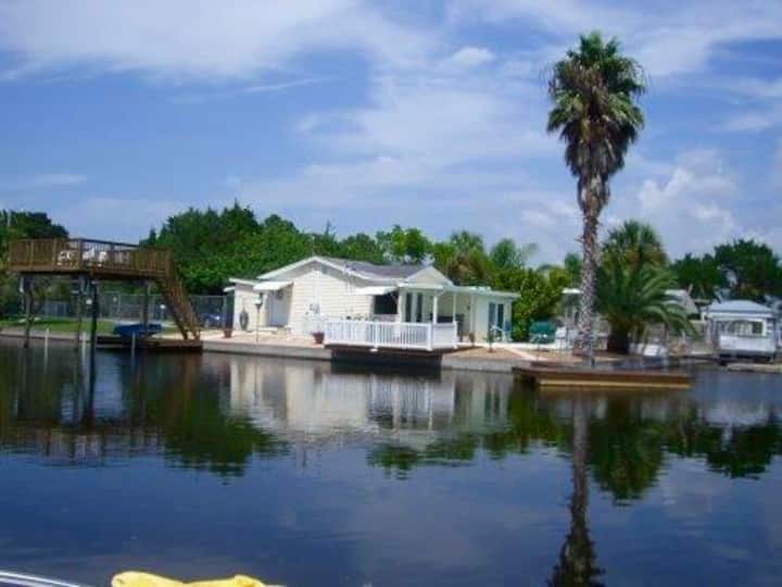 Awesome Location! Waterfront Bungalow, Pool! - Spring Hill, FL