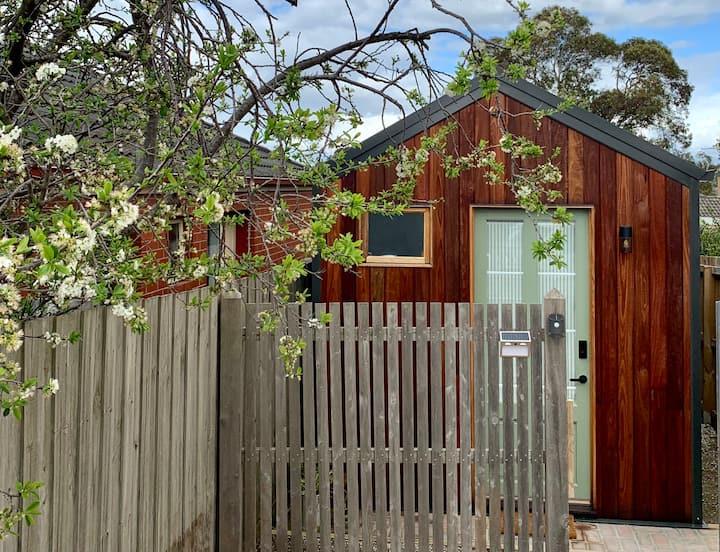 Stylish Belmont Cabin - Your Home Away From Home - Geelong