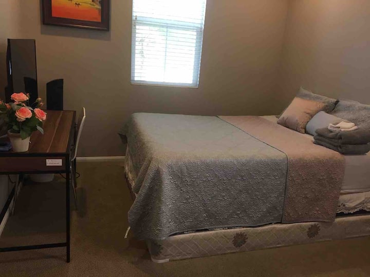 New Comfy, Cozy Private Bedroom, A/c, Shared Bath - North Las Vegas, NV