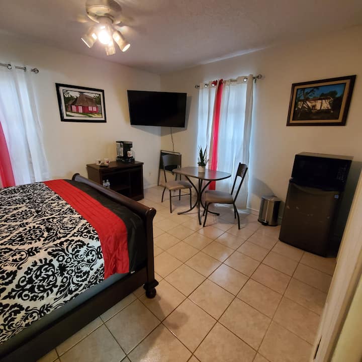 Colonial 1-bedroom Suite - Free Parking - Wi-fi - Laredo, TX