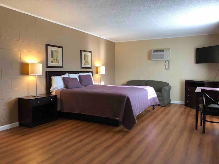 Cal-king Size Bed Private Hotel Room - Hemet, CA