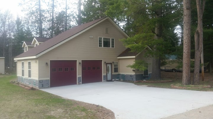 Grayling House For Large Group. 5 Bed/4bath - Grayling, MI