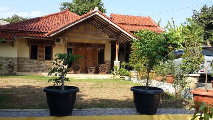 Ottros Subang Guest House - Subang