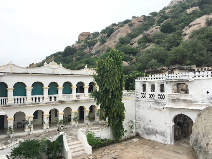 Luxurious Heritage Room At Rawla Bisalpur, Jawai - Falna