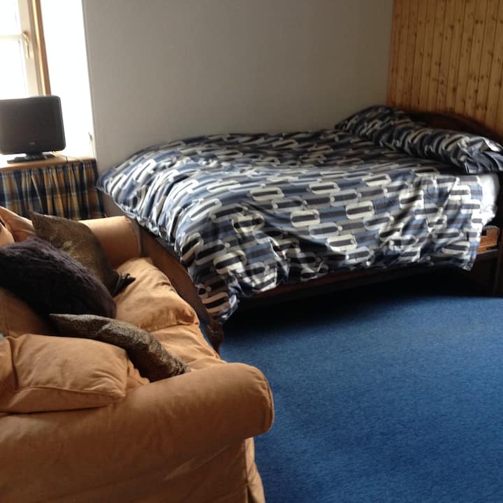 Scottish Queen (3/4 Size) Bed In Spacious Bedroom - Nairn