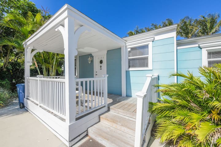 Wonderful Location One House Back From The Beach. Sleeps 6, Private Heated Pool. - Anna Maria Island, FL