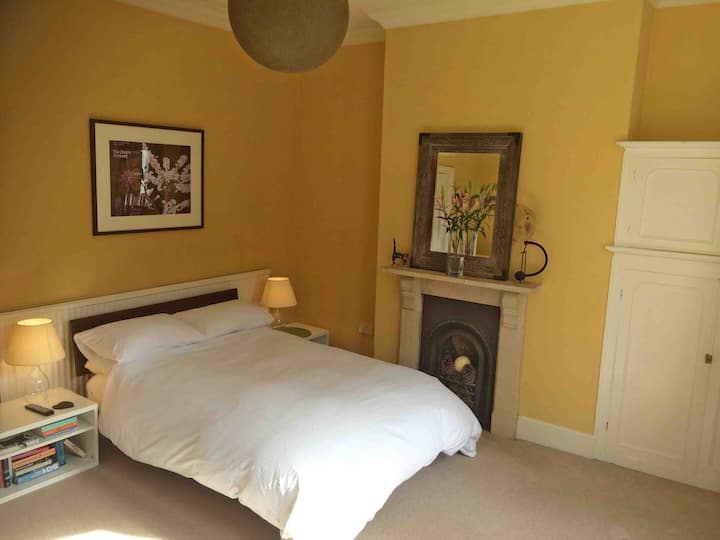 Double Bedroom In Malvern - Ledbury