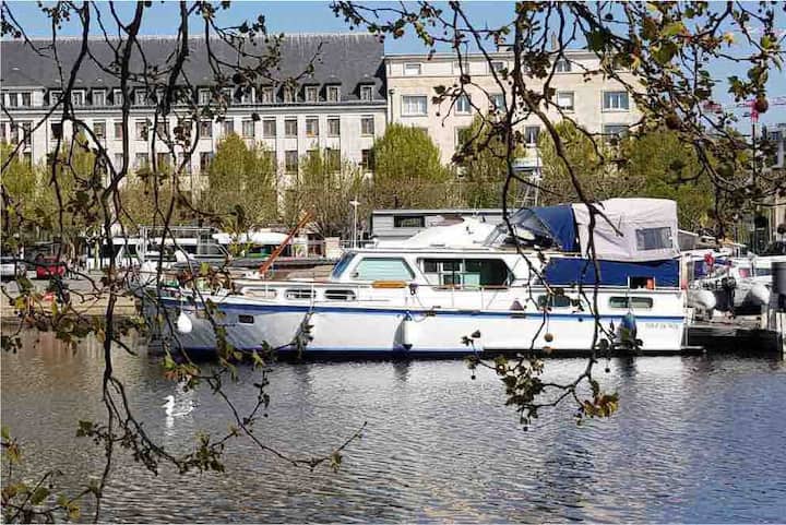 Bateau à Quai, « La Jolyest », Nantes - Département Loire-Atlantique