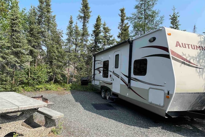 Rv W/ Queen Bed & Full Size Bunk Beds - Yellowknife