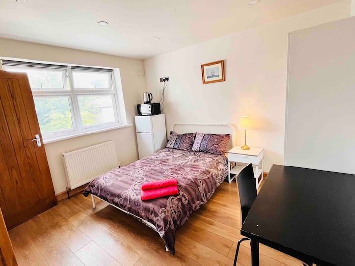 (C) Double Bedroom Near Heathrow And Stockley Park - Uxbridge