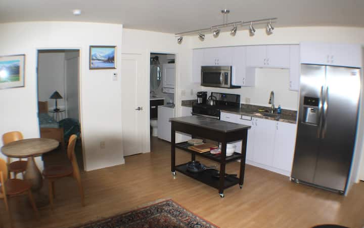 One Bd, Cook Inlet View Apartment. - 앵커리지