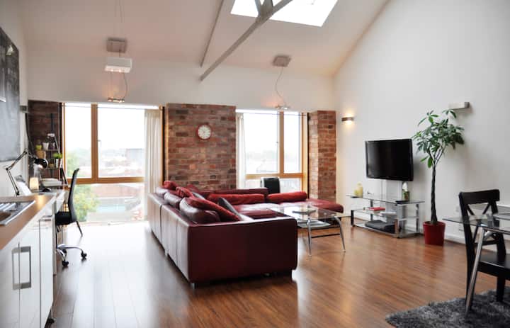 Penthouse Loft Apartment - Free On-site Parking - Coventry