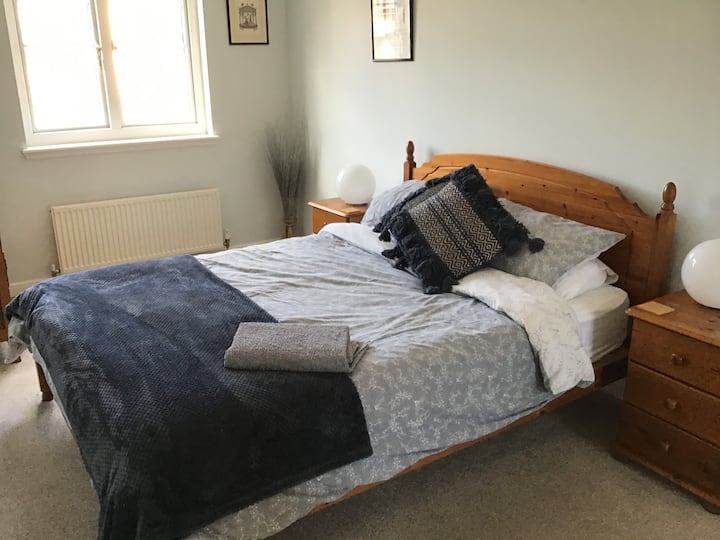 King Sized Bedroom In Quiet Residential Area - North Berwick