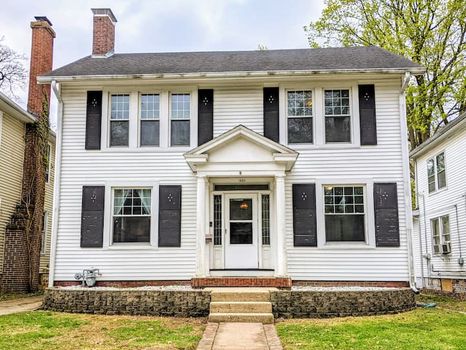 Vacation rentals & Airbnbs in Mount Zion, IL cozycozy