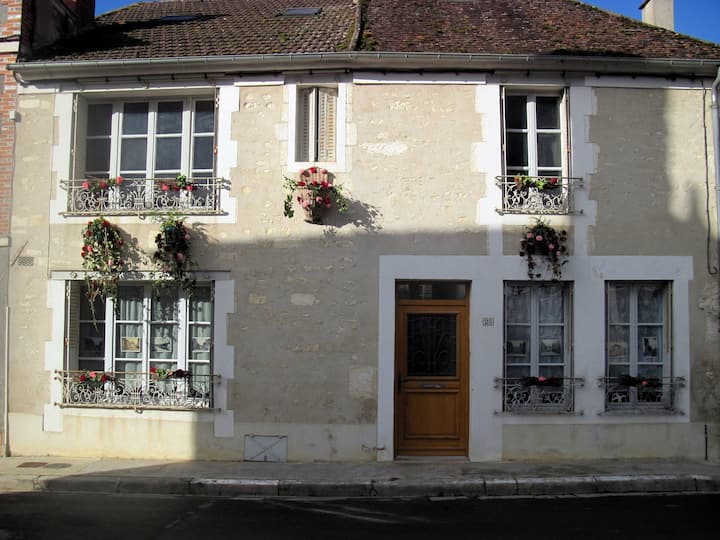 Charming Traditional Village House In Burgundy - Chablis