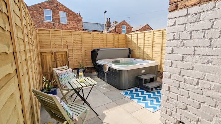 Seaside Escapes - With Relaxing Hot Tub! - Scarborough
