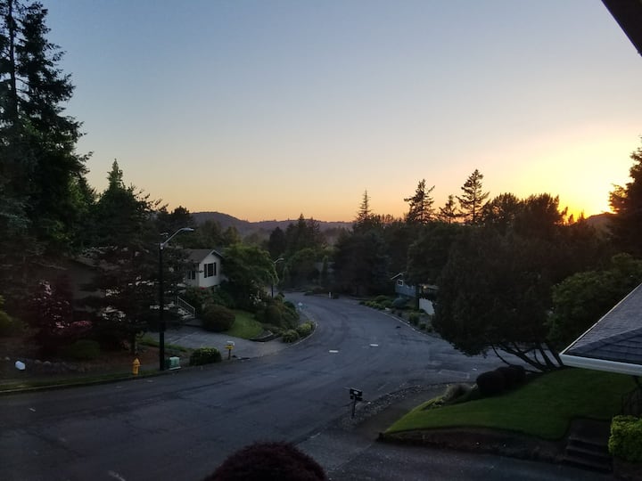 Sunset View - Spacious Split Level - Sandy, OR