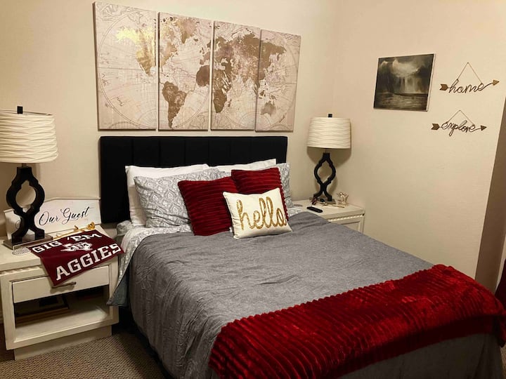 Maroon Room With Attached Bath - College Station, TX