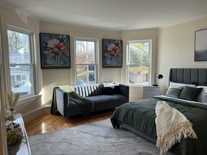 Modern And Spacious Lowell Apt W/ Private Parking - The Lowell Folk Festival