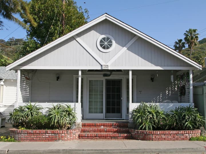 242cl: Budget-friendly Catalina Cottage + Vaulted Ceilings + Front Porch - Avalon, CA