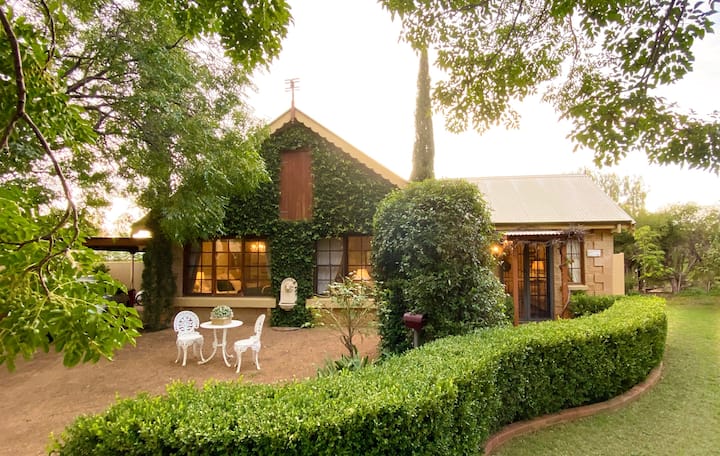 A Tranquil Romantic Getaway At Cottage Rose Jardin - Dubbo