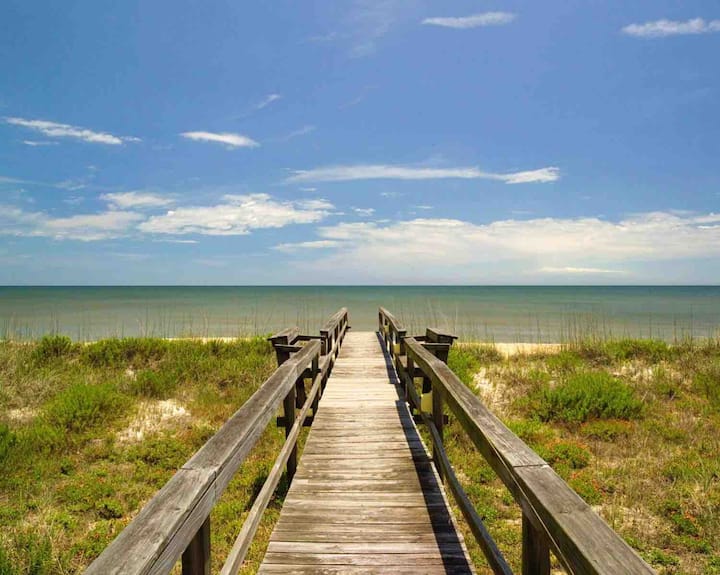 Beach Getaway With Outdoor Space. Steps To Sand - Jacksonville Beach, FL