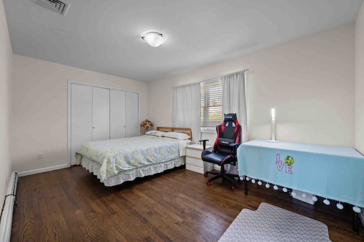 #A- 1 Bedroom/1.5 Bath & One Queen Bed - Goshen, NY