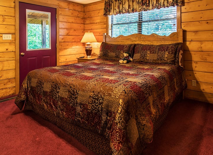 Enchanted Forest Whispering Pines- 2 Bedroom Cabin With Hot Tub! Hiking Trail & Cave On Property! - Eureka Springs, AR