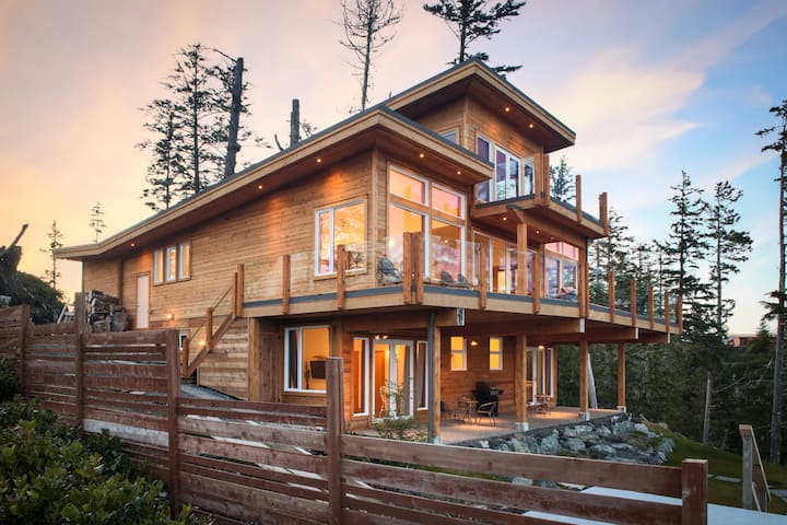 An Exclusive Private Ocean Front Room With Hot Tub - Ucluelet