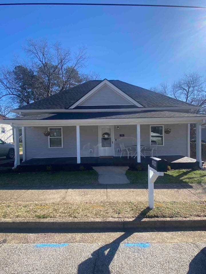 Newly Renovated, Downtown Greer, 2 Bedroom Home - Greer, SC