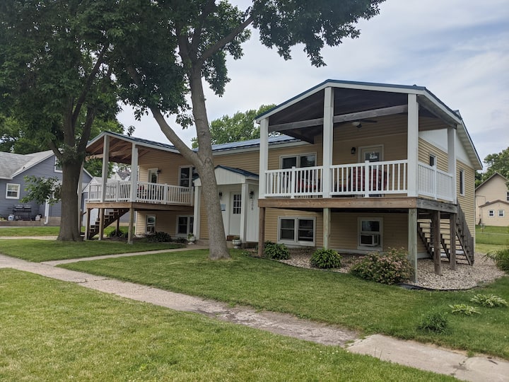 Water View, 4 Blks To Public Beach & Downtown! - Clear Lake, IA