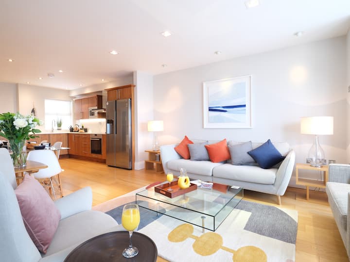Luxurious Apartment, 180° Beach Views & Parking - St Ives