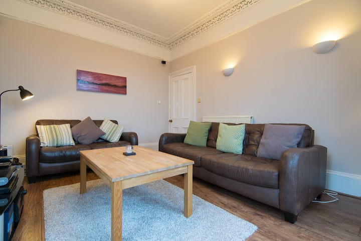One Bedroom Spacious Gourock Flat With River Views - Gourock