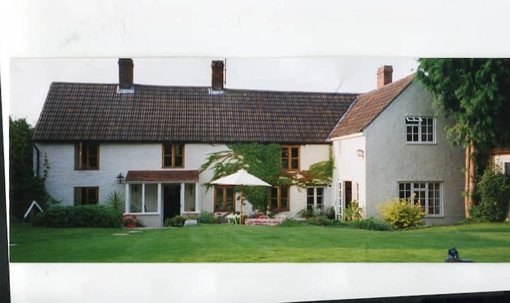 Country House   Offering Single And Double Rooms. - Calne