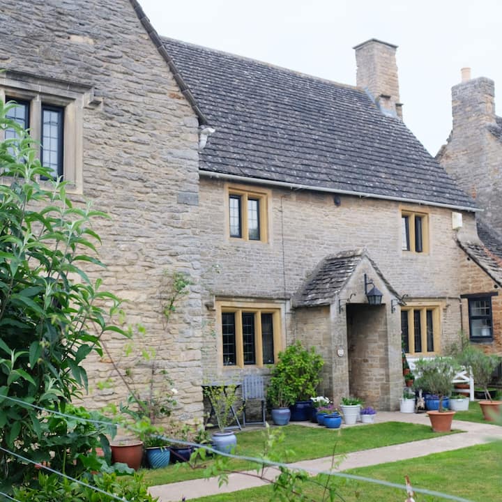 Retired Royal Cook And 1700's Home - Burford, UK