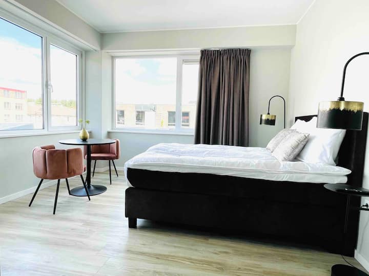 6 Luxe Rooms, 12 Beds Combined, Parking, Kitchen - Dordrecht