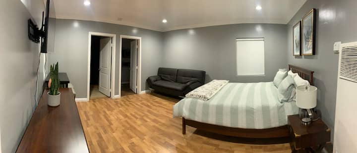 Modern Minimalistic Stylish And Comfortable Studio - Chesterfield Square – Los Angeles
