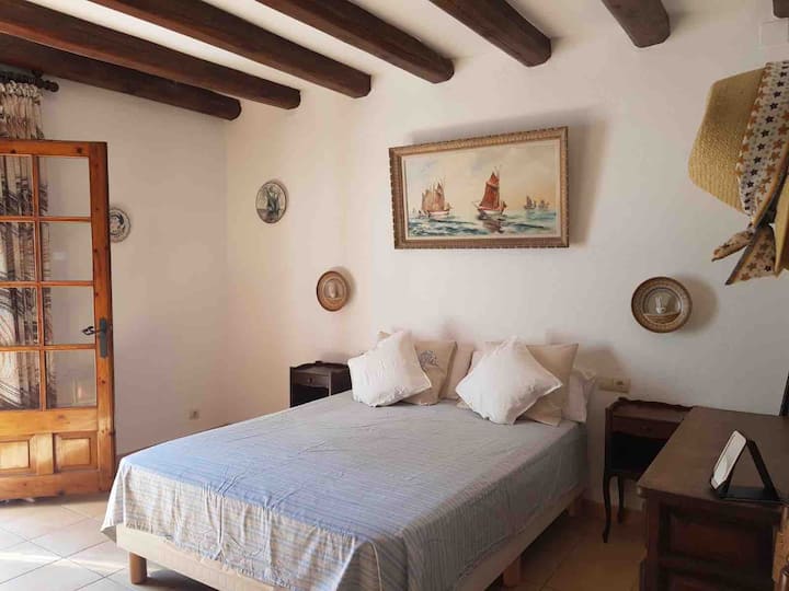 Centre Begur: Traditional Catalan Townhouse 2 Bed - Begur