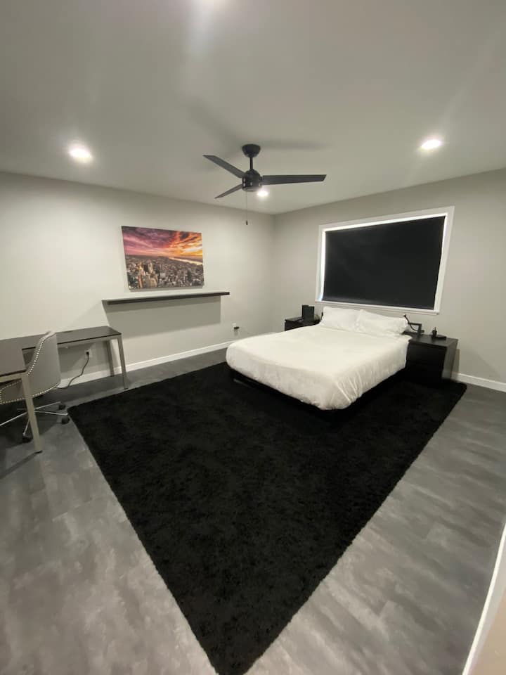 Private Modern Master Bedroom W/walk In Shower - Victorville, CA