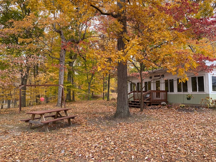 Spacious Lakeside Cabin On Rural Illinois Farm - Universal, IN