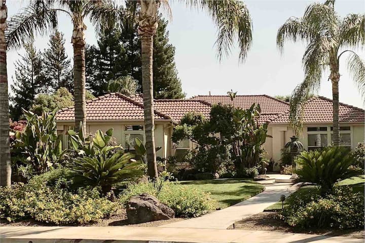 Large Beautiful Home With Quaint Courtyard - Fresno County, CA