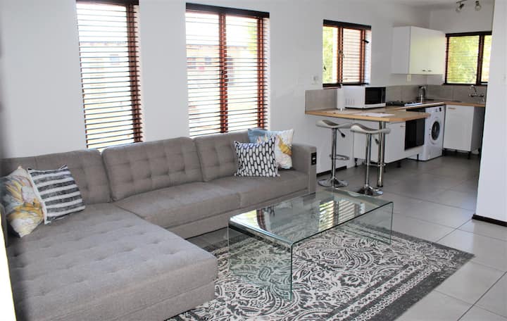 Modern, Secure, Central Apartment With Wifi & Dstv - Sandton