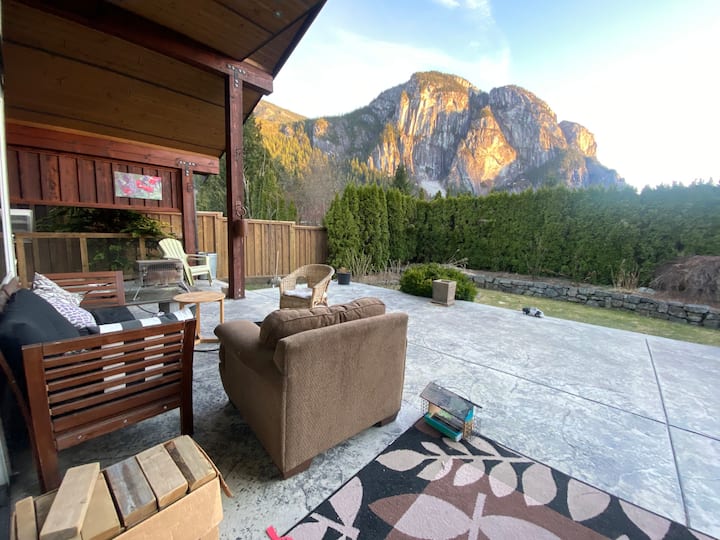 Garden Oasis With Views Of The Chief And Hot Tub - Squamish